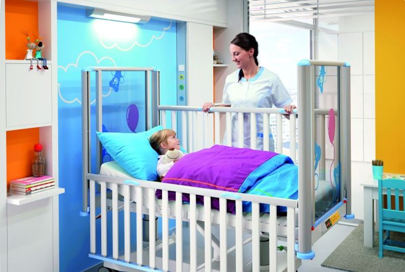 TOM2 children bed with paeditric nurse by LINET